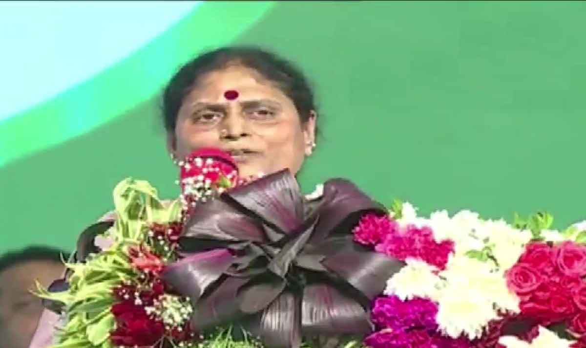 Vijayamma quits YSRC, to stay in YSRTP