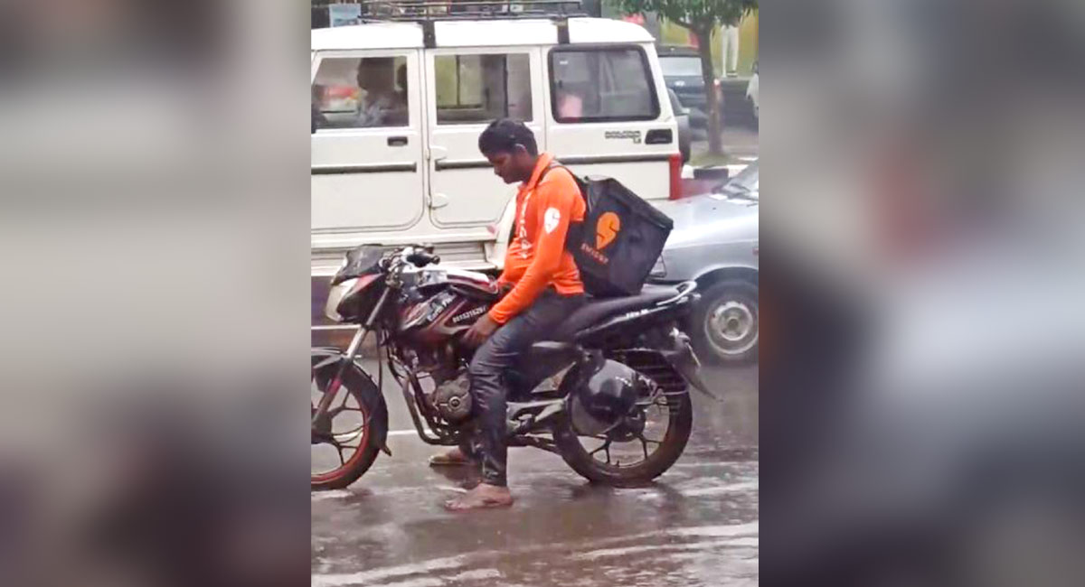 Watch: Video of Swiggy delivery executive wins hearts of netizens