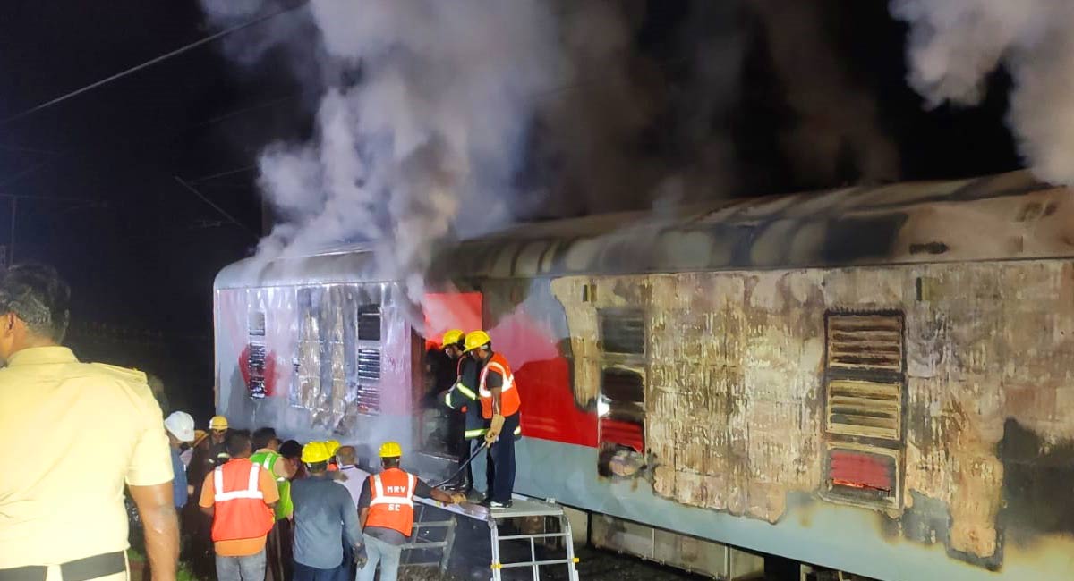 Yadadri: Luggage bogie of Dakshin express catches fire