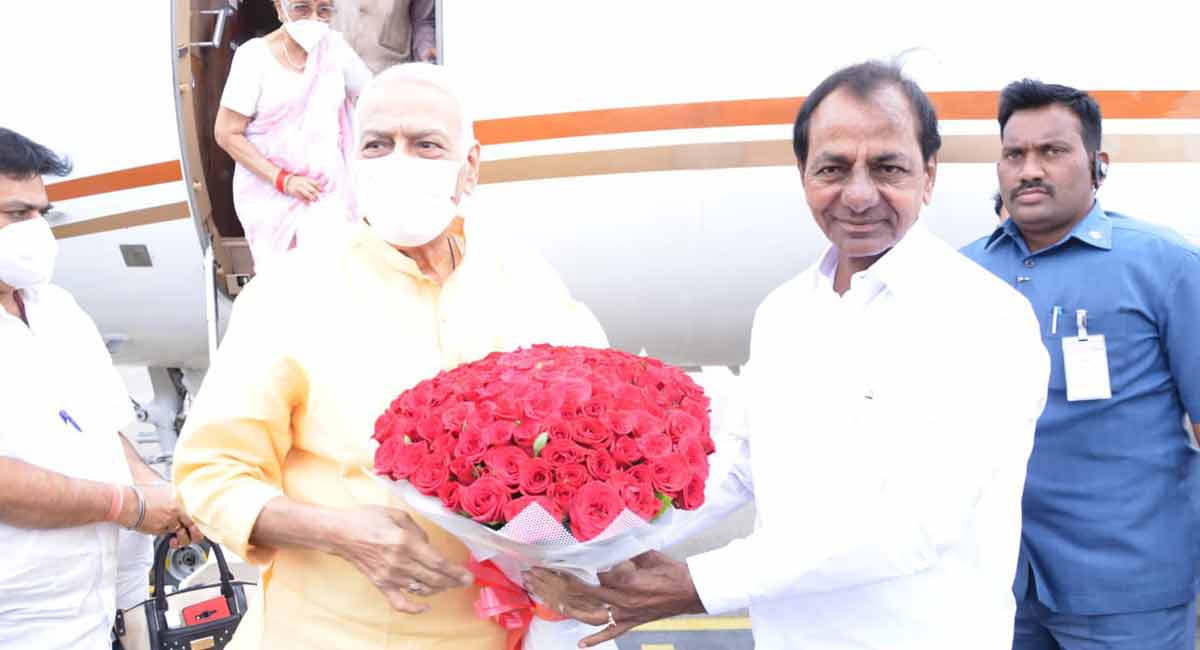 Presidential candidate Yashwanth Sinha received by CM KCR in Hyderabad