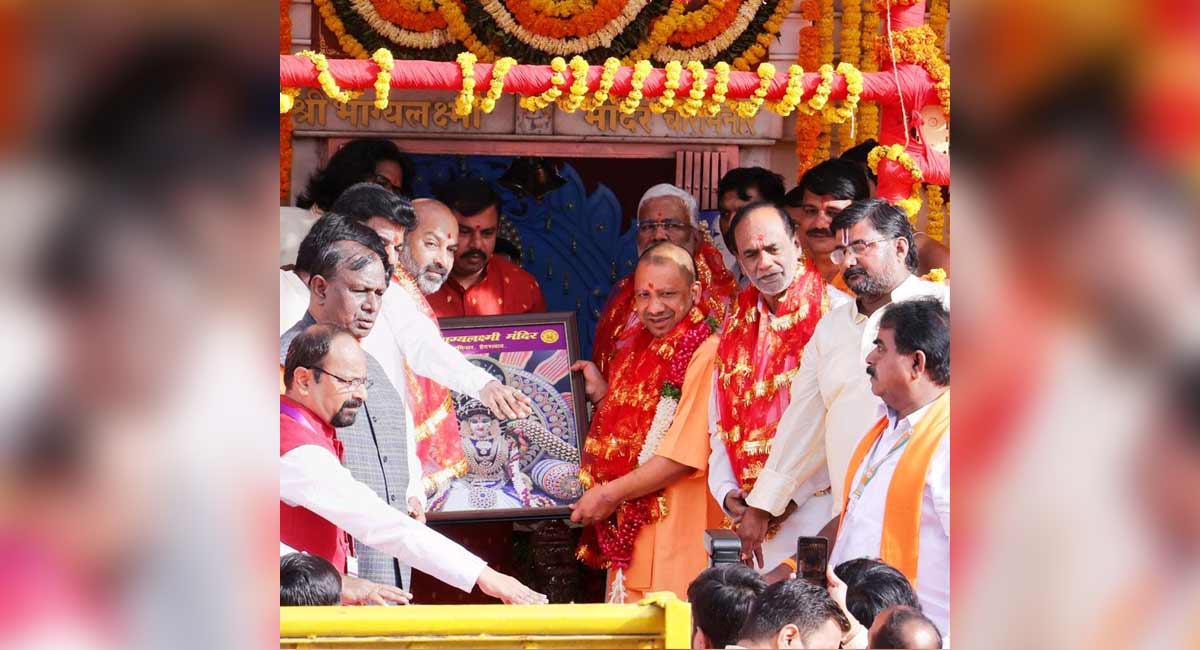 Yogi Adityanath offers prayer at BhagyaLaxmi Mandir in Hyderabad