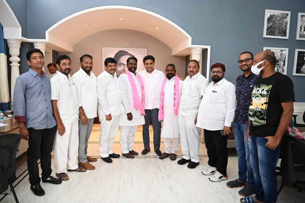 Shocker for BJP in Warangal as corporator joins TRS