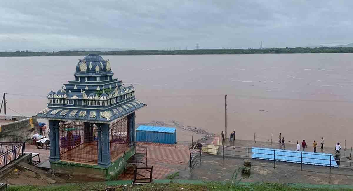 Godavari water level rises at Bhadrachalam, may reach 1st warning level tonight