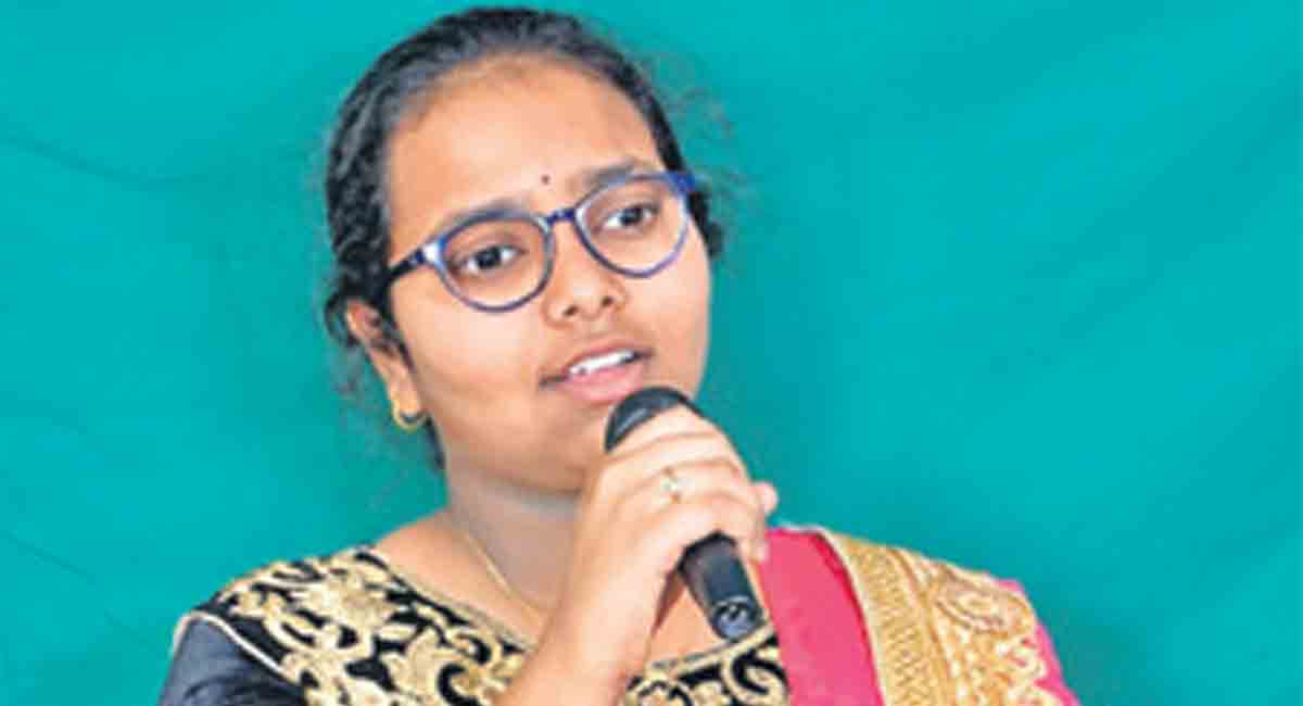 Mancherial: Teen with mellifluous voice can croon in 17 languages