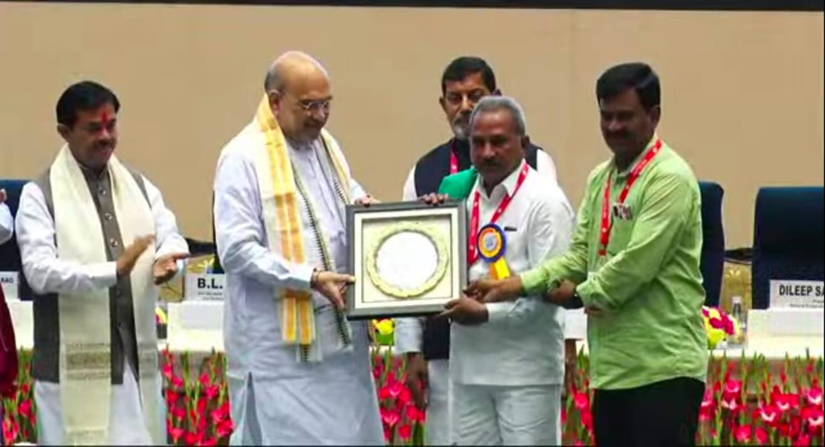 Amit Shah presents best performance awards to Karimnagar DCCB, Choppadandi PACS