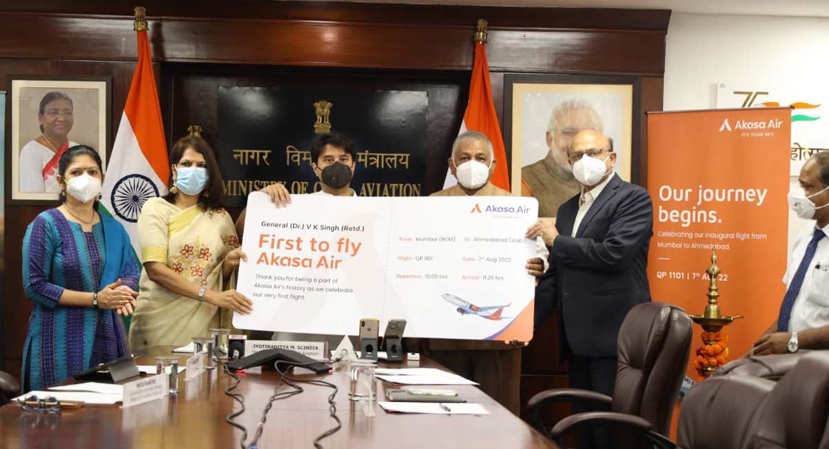 Aviation Minister flags off Akasa maiden flight