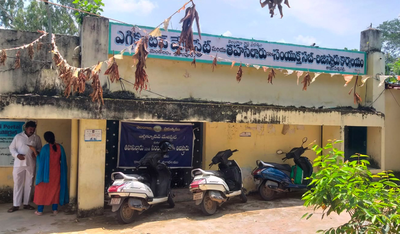 ACB traps Dharani operator while accepting bribe in Peddapalli