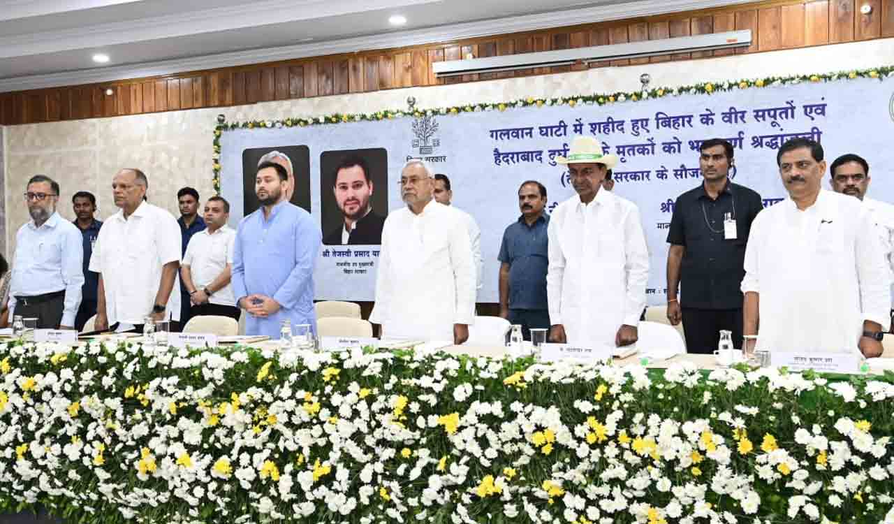 CM KCR distributes cheques to families of Galwan soldiers, Bihar migrant workers in Patna