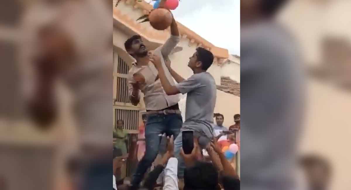 Watch: Men try their level best, but this ‘Dahi Handi’ doesn’t break