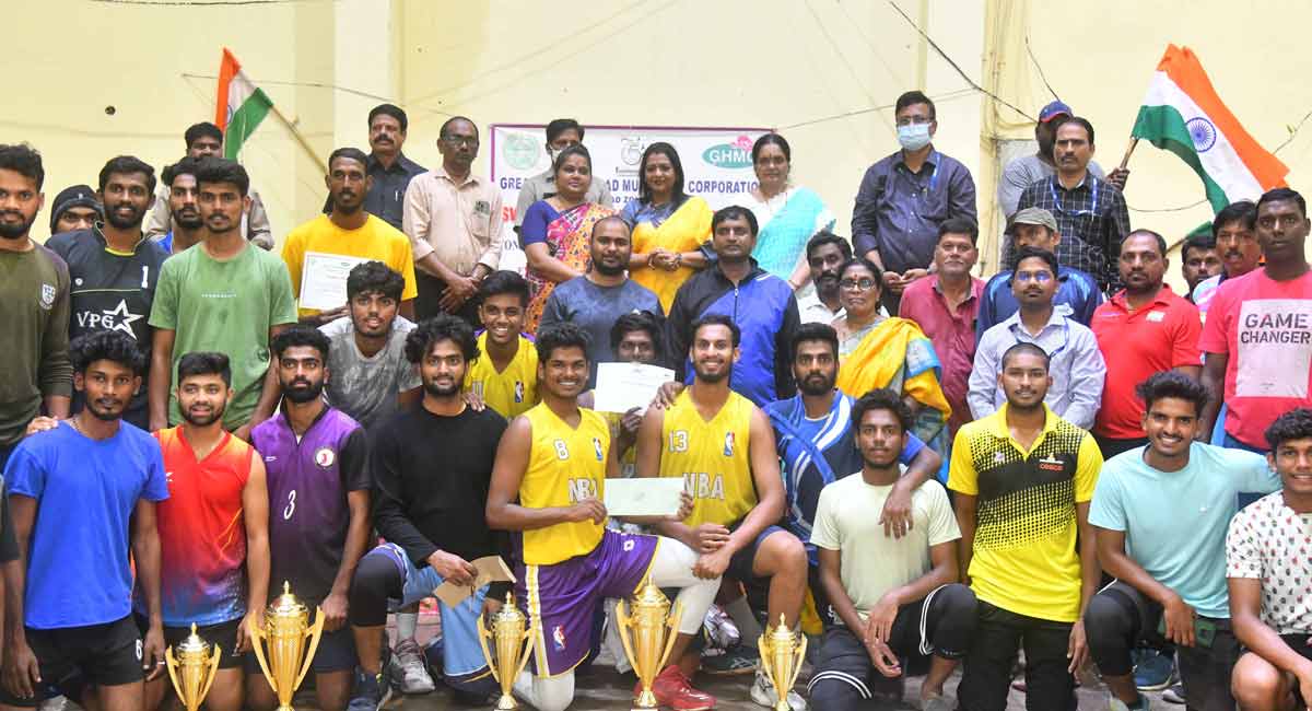 GHMC distributes awards to winners of Freedom Cup Tournament