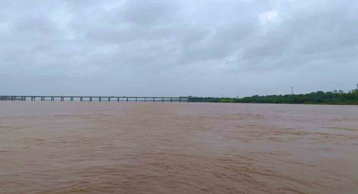 Six Andhra Pradesh districts on alert as Godavari, Sabari swell