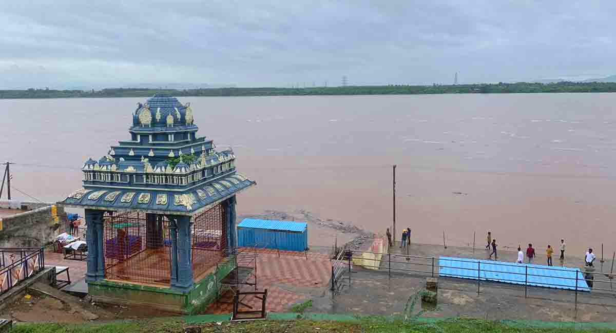 Godavari, Krishna in spate in Telangana