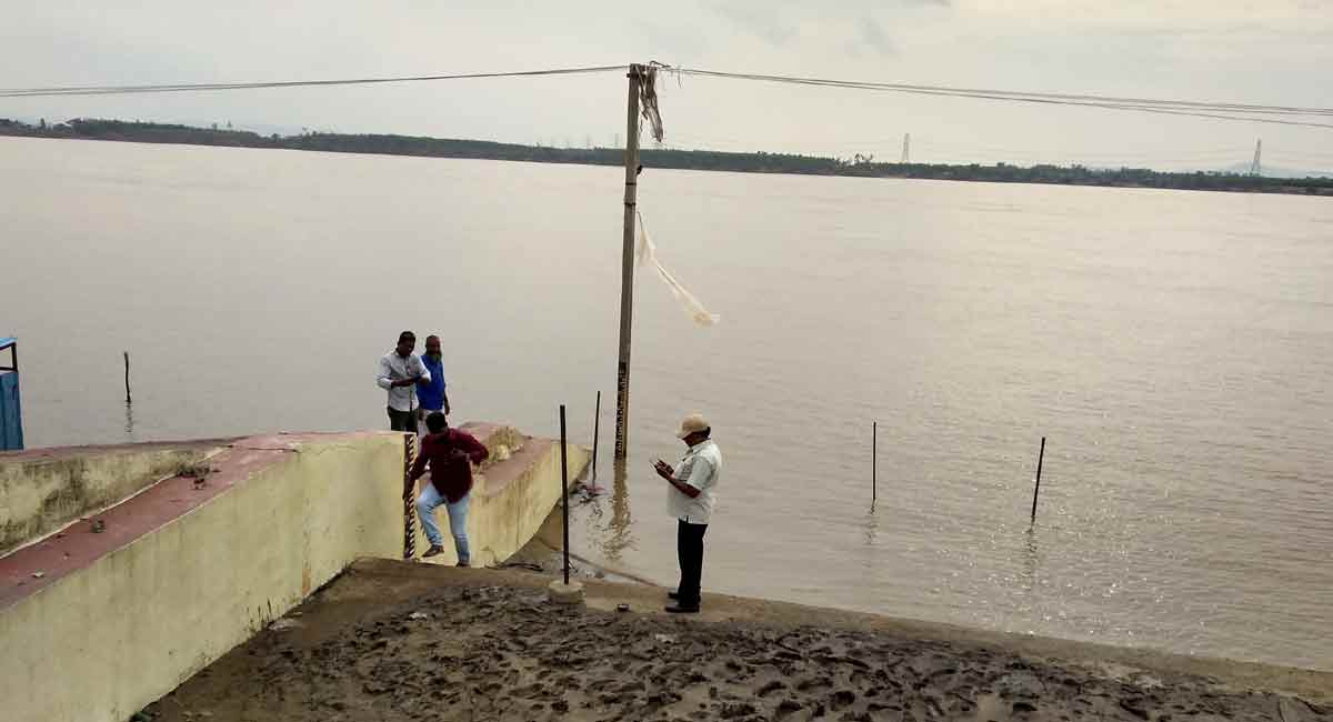 Godavari crosses 43 feet level at Bhadrachalam, first warning issued