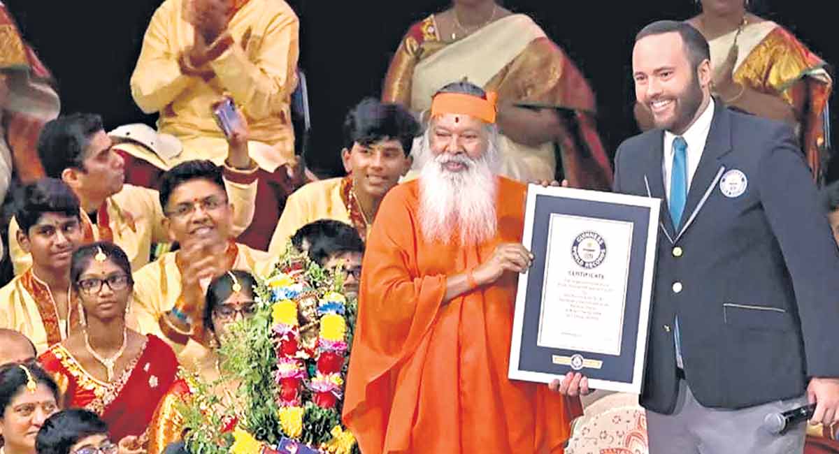 Mass recital of Bhagwad Gita enters Guinness Book