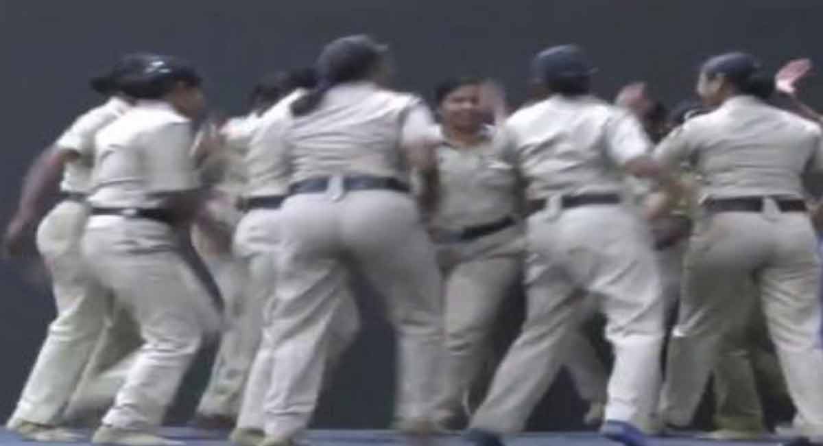 K’taka: Criminal stabs woman cop in a bid to escape