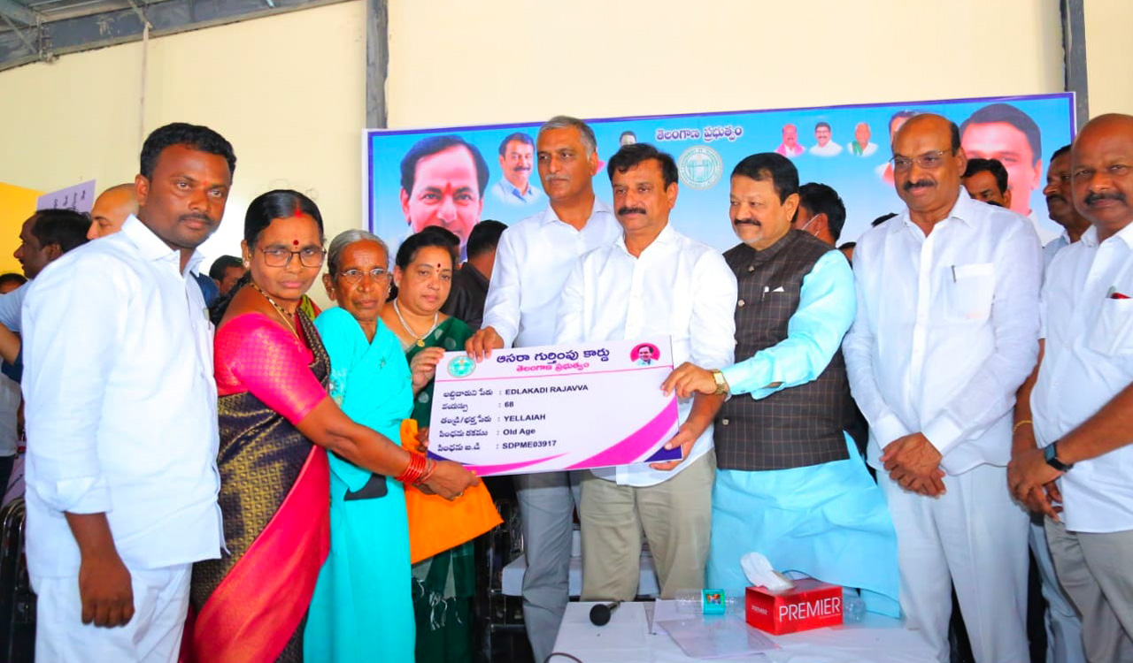 Harish Rao distributes new Aasara pensions in Dubbaka