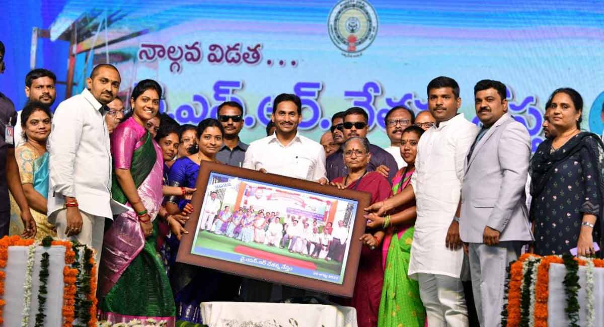 Andhra Pradesh: CM Jagan Mohan Reddy releases Rs 193.31 crore for weavers