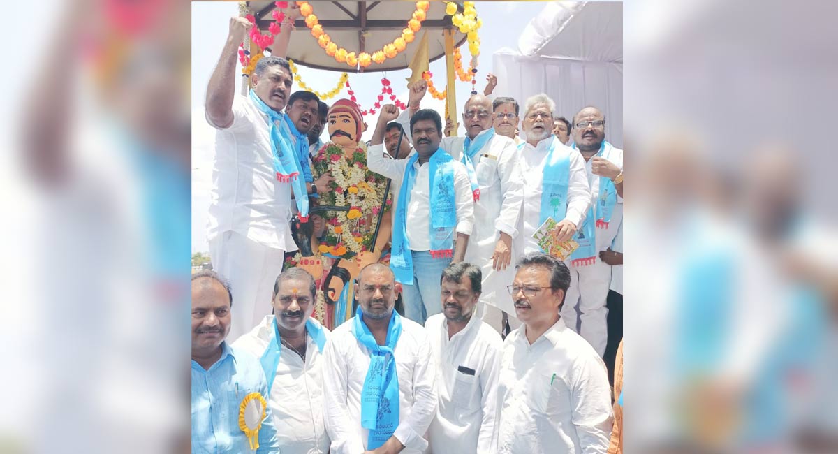 Sarvai Papanna birthday celebrated on grand scale in Karimnagar