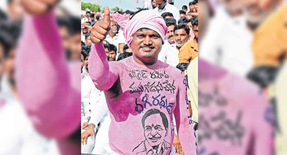 Rousing welcome at Uppal as CM KCR heads to Munugode