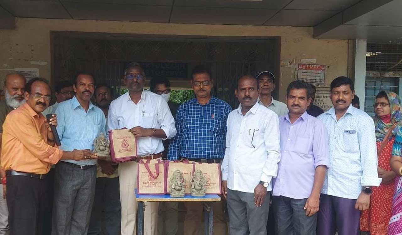 Mancherial: Kasturi Foundation distributes 1,500 clay Ganesh idols
