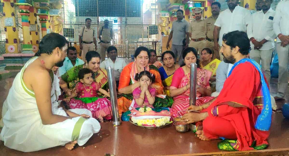 Minister Satyavathi visits Basar temple