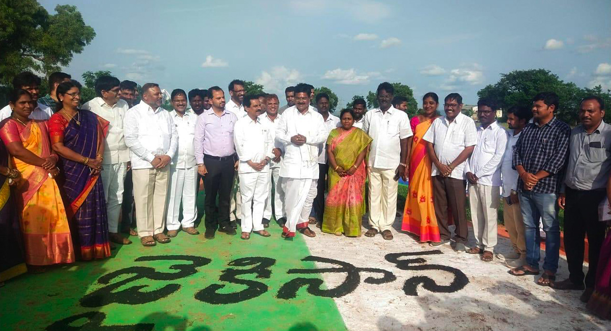 Cultivate crops based on changing food habits of people: Niranjan Reddy to farmers
