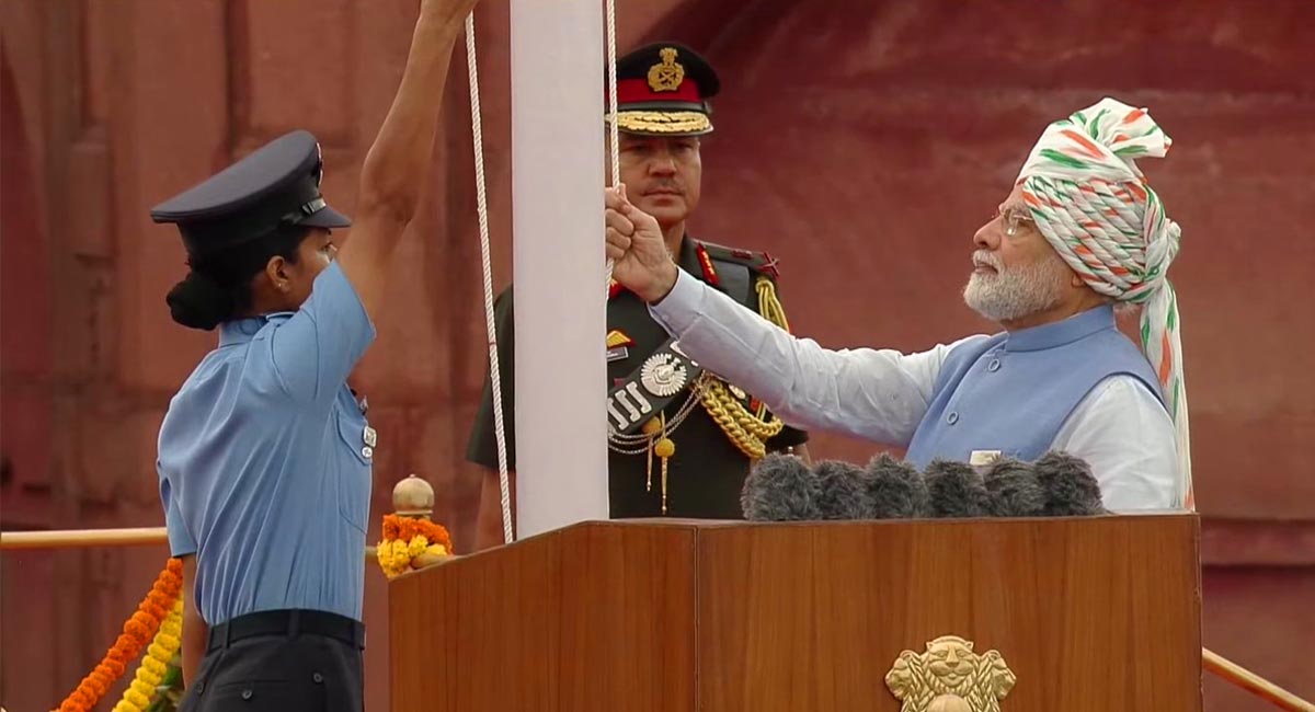 PM Modi hoists Tricolour at Red Fort; remembers freedom fighters