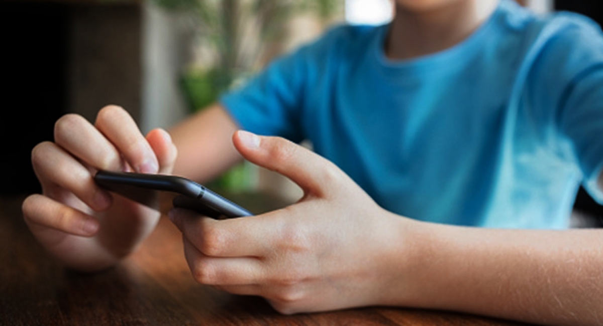 Parents hooked to screens for relaxation nag & yell more at kids