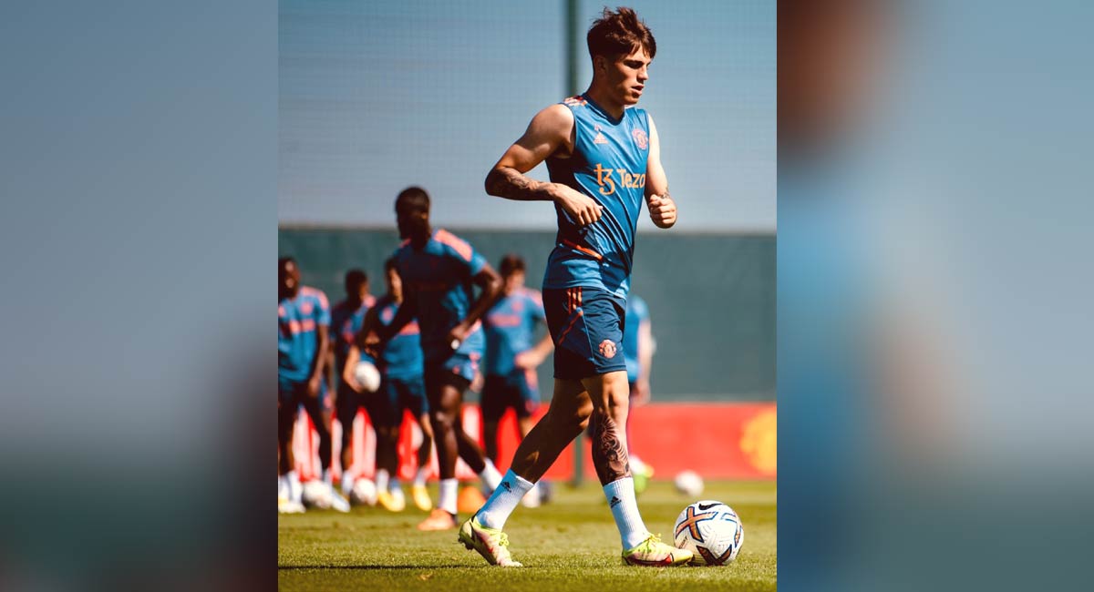 Premier League to allow water breaks amid soaring summer temperatures