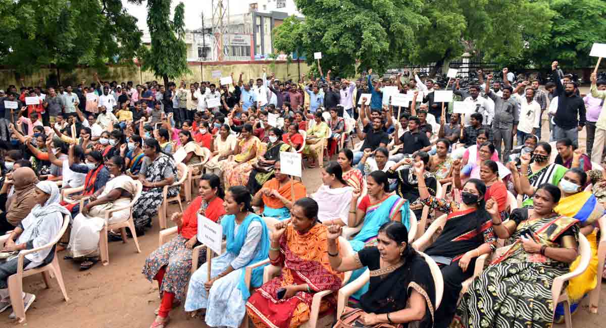 Karimnagar: Electricity employees stage protest against privatization of power sector