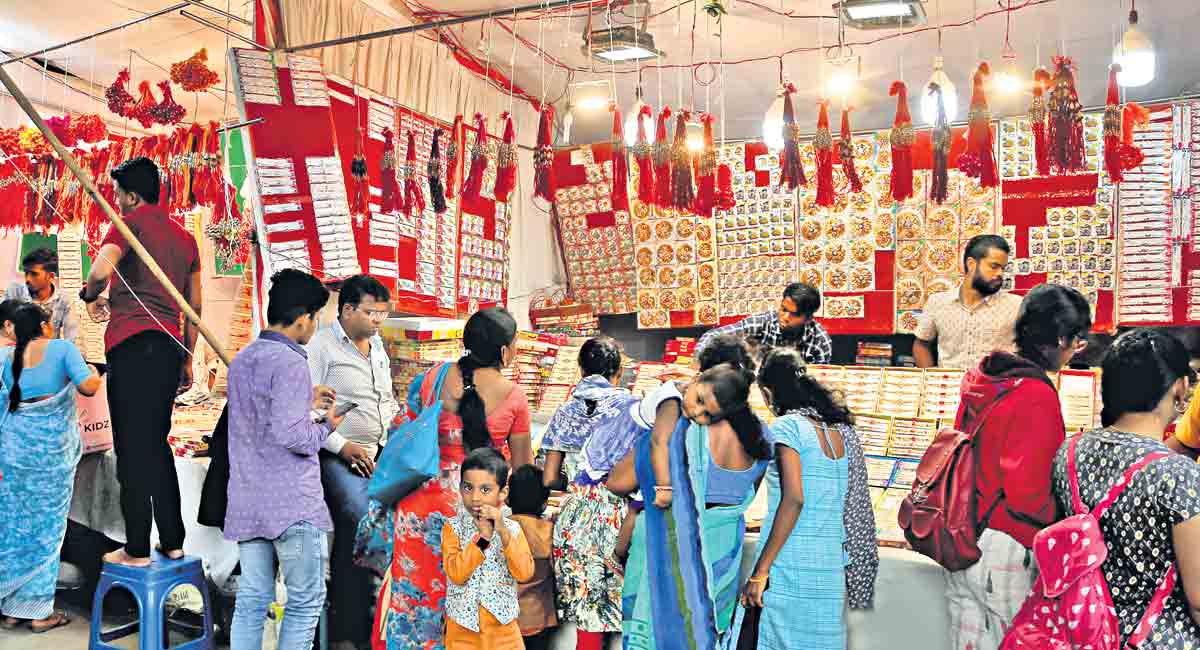 Ahead of Raksha Bandhan, people throng markets in Hyderabad-Telangana Today