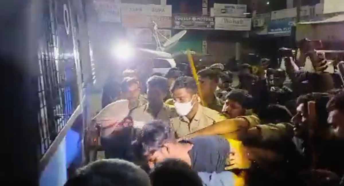 Hyderabad: Mild tension at Shahalibanda after group pelts stones at cops