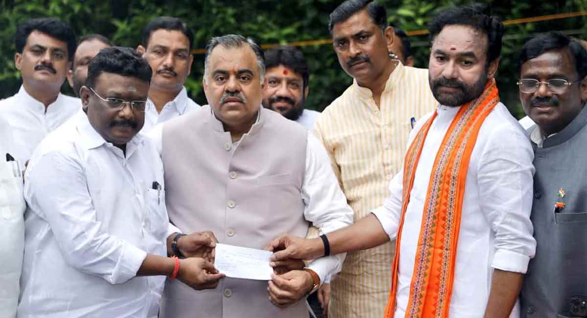 AICC spokesperson Dasoju Sravan joins BJP