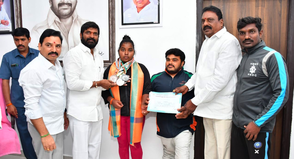 Sports minister Srinivas Goud lauds para athlete Lokeshwari