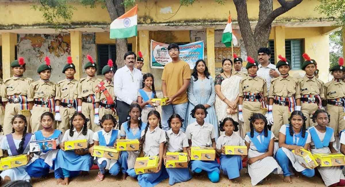 Nalgonda: 12th standard student donates shoes to 460 students of govt school 
