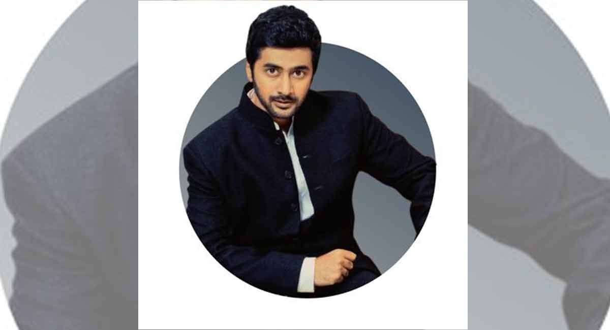 Actor Rahul Ravindran receives a rakhi from Rakul Preet