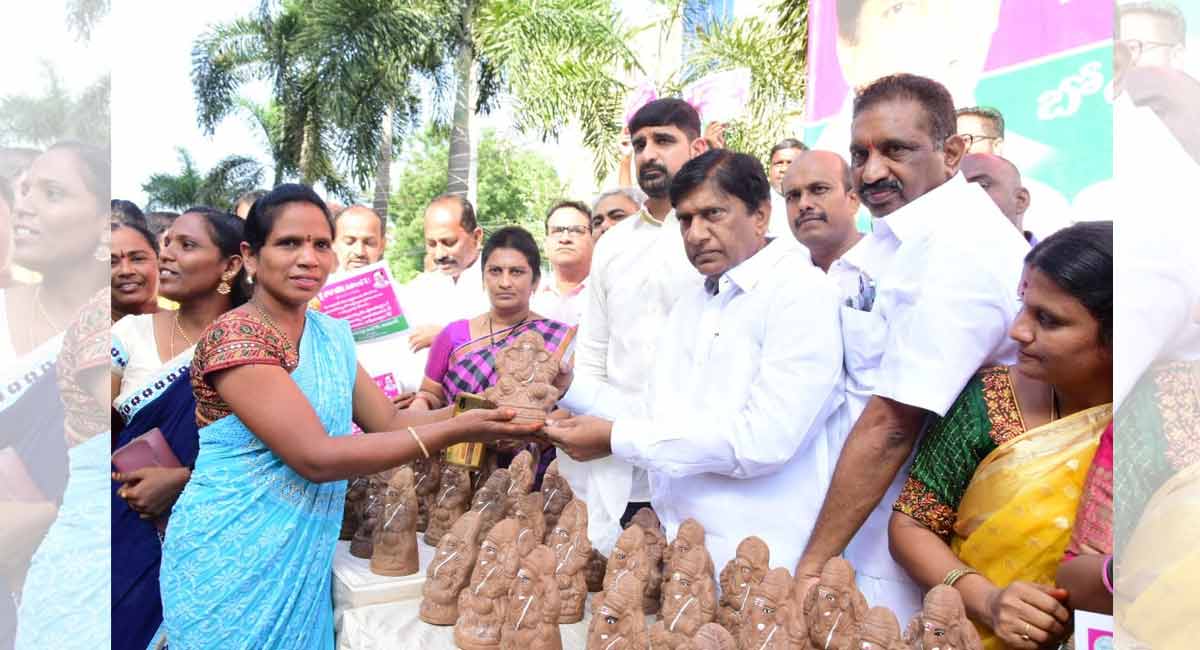 Vinod Kumar launches distribution of clay Ganesh idols in Karimnagar
