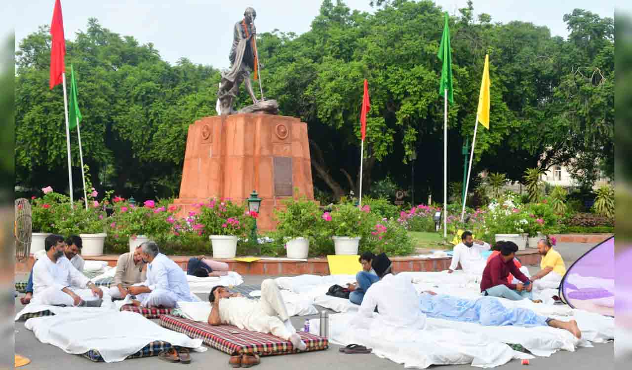 Delhi: AAP, BJP MLAs accuse each other of corruption, stage separate protests at Assembly premises