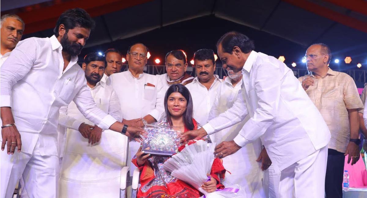 CM KCR felicitates CWG medal winners from Telangana