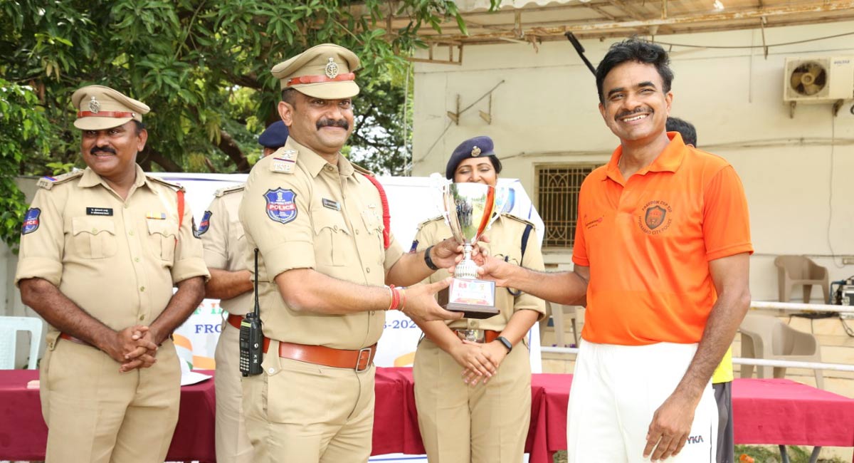 Prize distribution for T10 cricket tournament held in Hyderabad