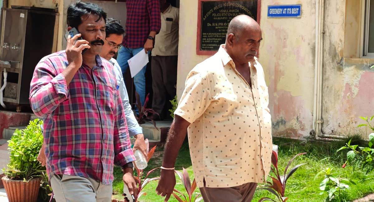 ACB sleuths trap head constable in Vemulawada