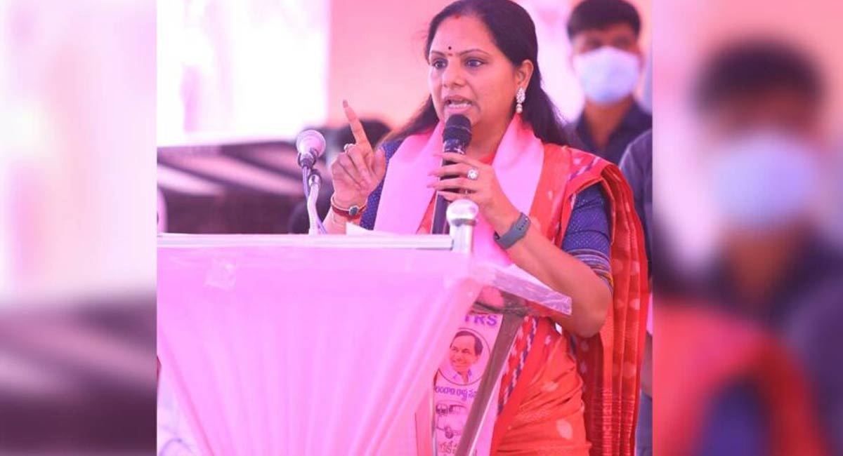 TRS ranks come in support of Kavitha, condemn physical attacks by BJP on her residence