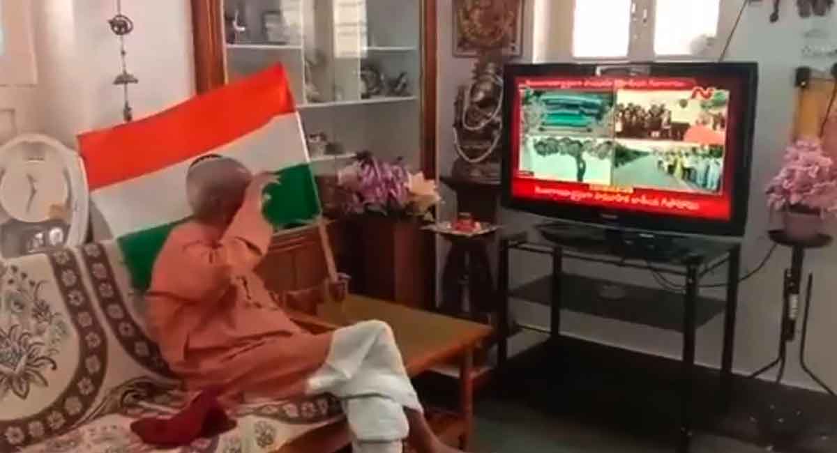 This video of a 97-year-old man singing national anthem will warm your heart