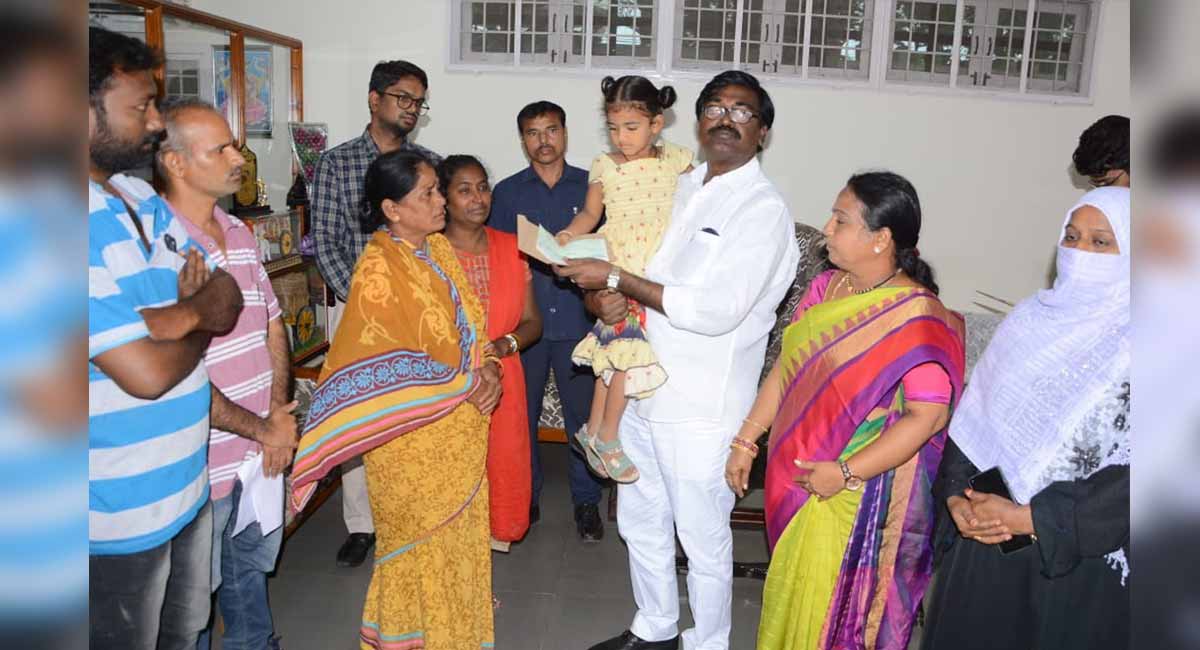 Puvvada assures support to families of KMC’s deceased workers, hands over ex-gratia