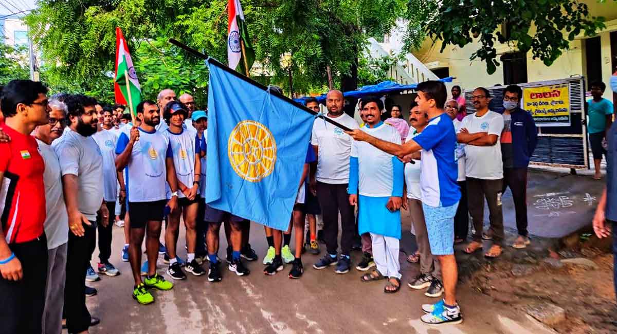 Warangal CP flags off 150 km non-stop run from Hanamkonda to Hyderabad