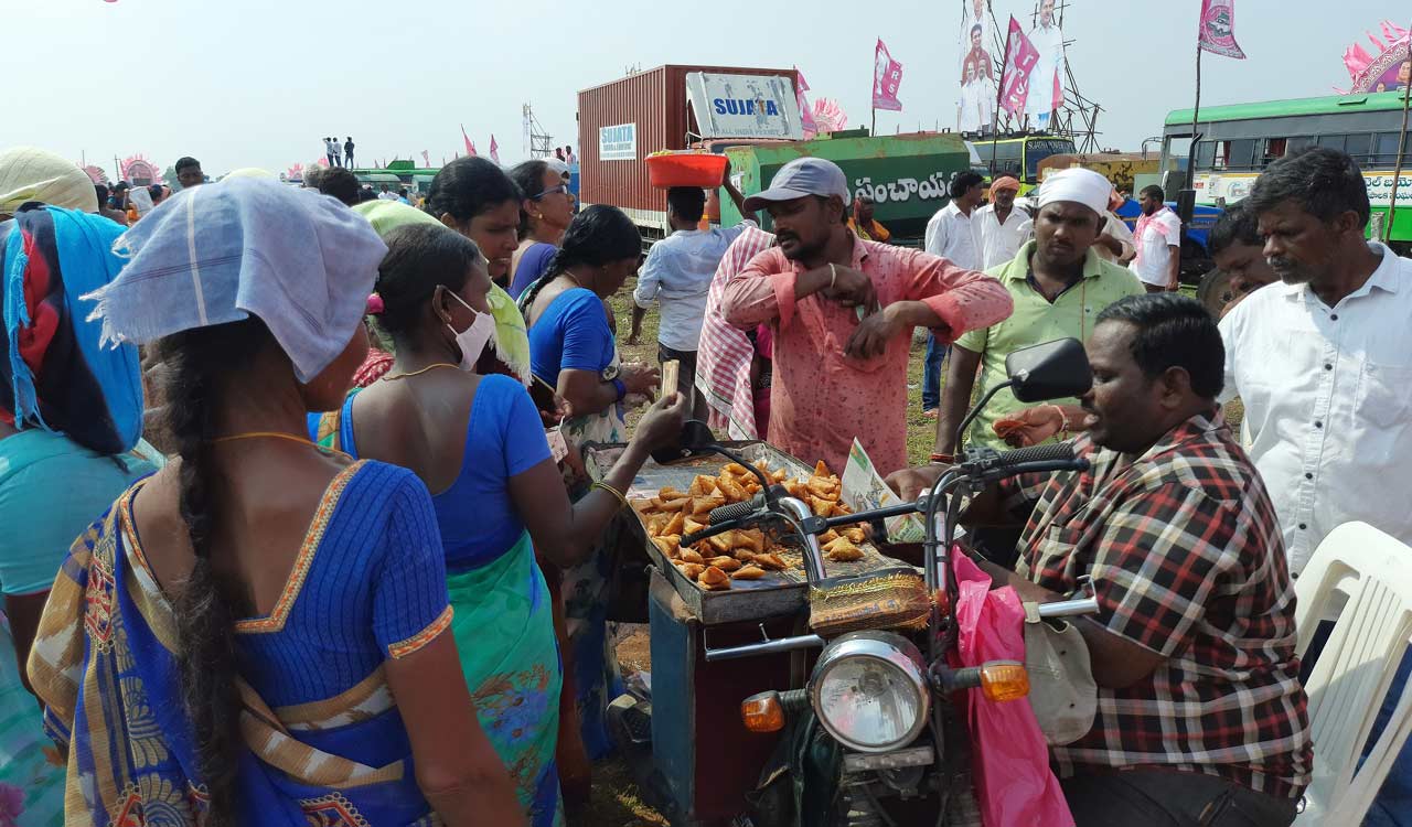 CM’s Peddapalli meeting brings cheer to this samosa vendor from Mancherial