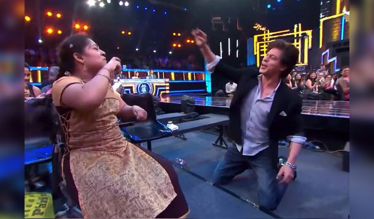 Watch: Shah Rukh Khan grooves to Chhaiya Chhaiya with specially-abled fan