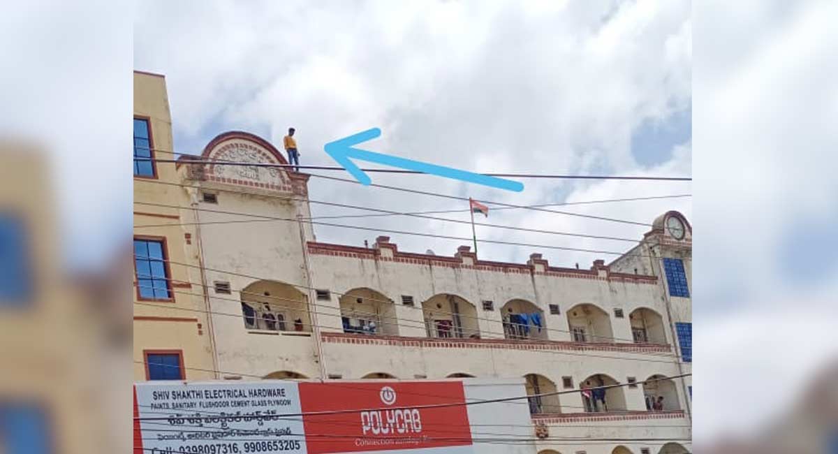 Watch: Parents reject proposal, youngster threatens to jump to death in Hyderabad
