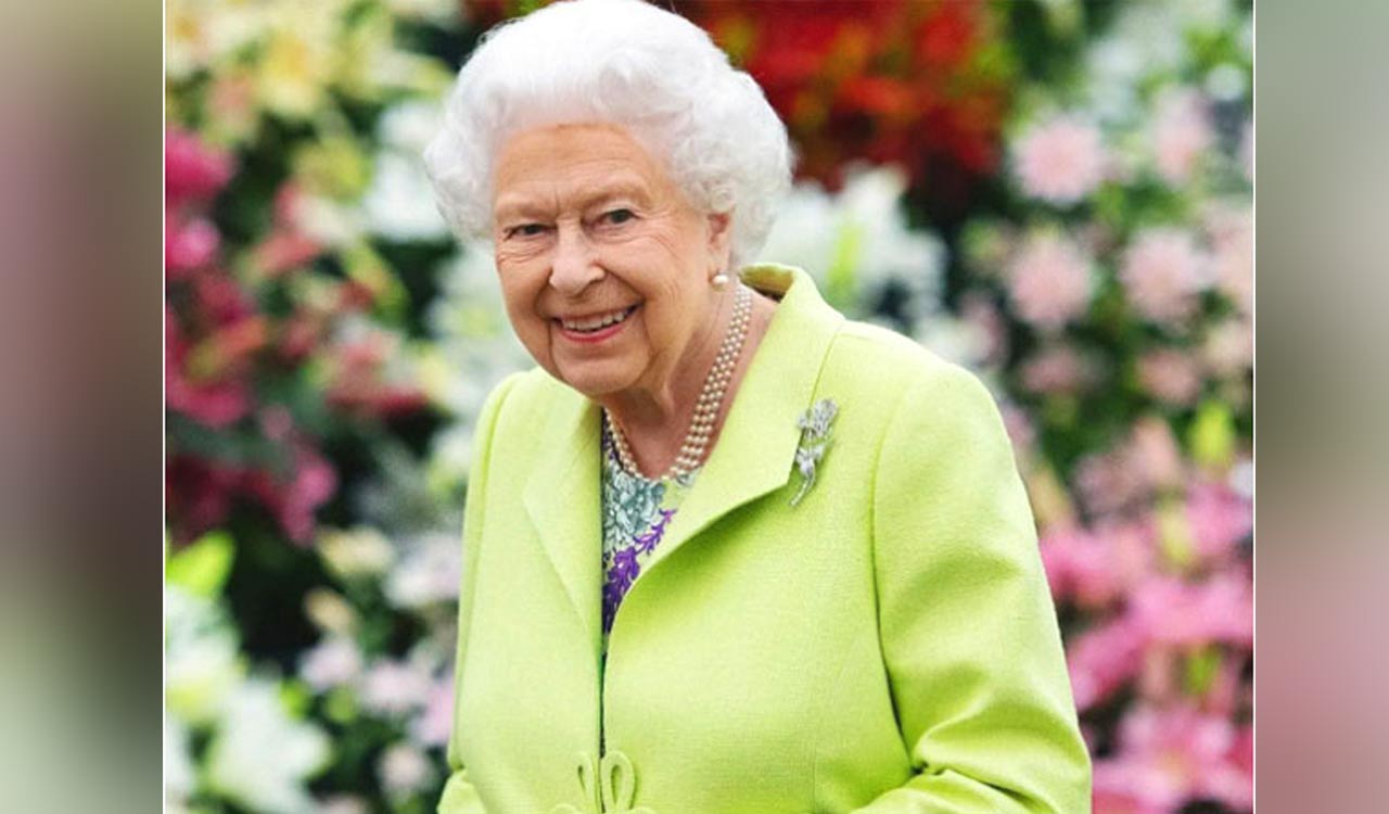 5 outfits of Queen Elizabeth II that had hidden messages