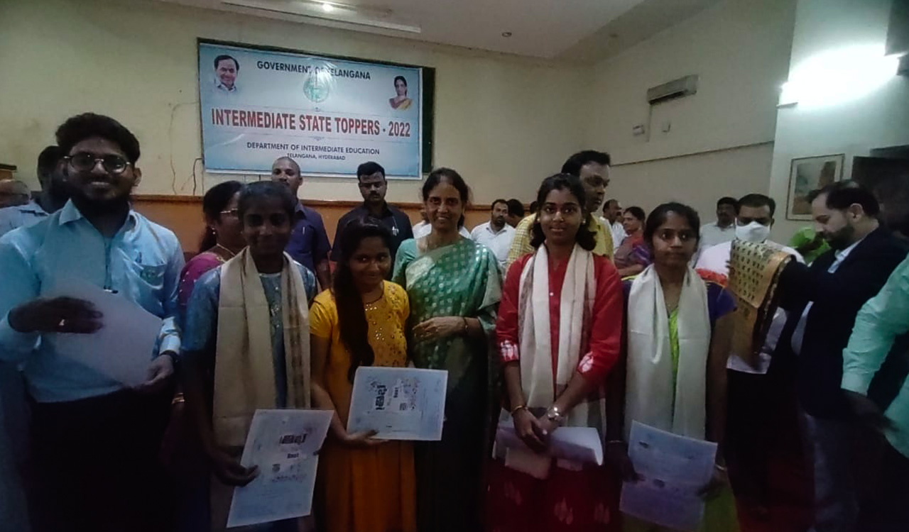 Telangana: Two students of Narayankhed govt college bag Pratibha Puraskar